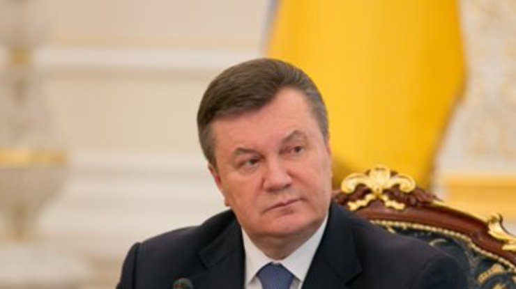 Президент принял отставку Азарова и Кабмина