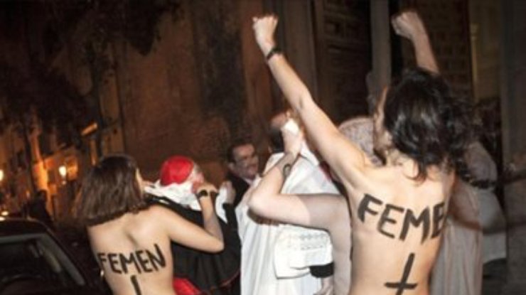 FEMEN-истки забросали трусами кардинала в Испании за право на аборты