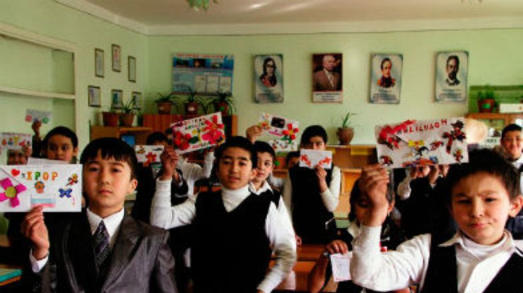 Киргызским школьникам запретили отмечать День святого Валентина