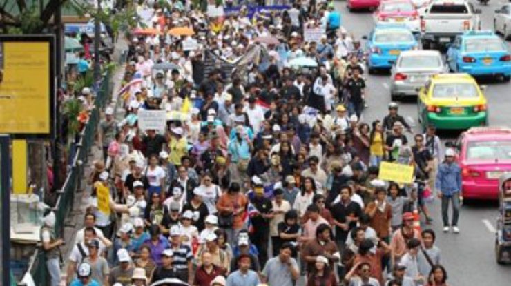 На улицах Бангкока для разгона демонстрантов размещены тысячи полицейских, - СМИ