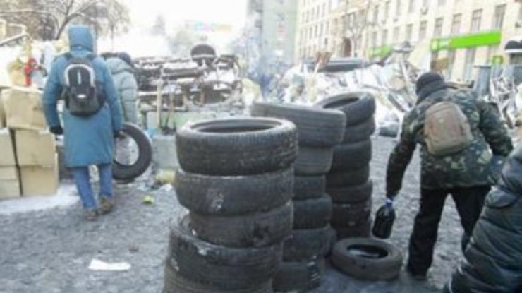 Активисты потушили шины на Грушевского
