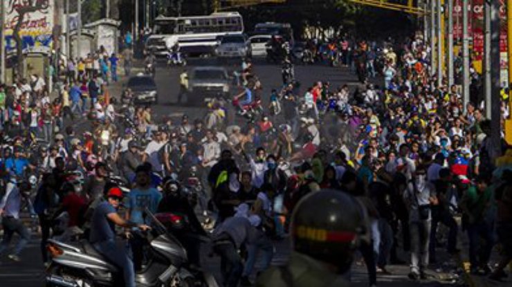 В Венесуэле сторонники и противники власти выходят на улицу