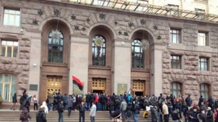 Сотни недовольных решением об освобождении КГГА собрались под зданием