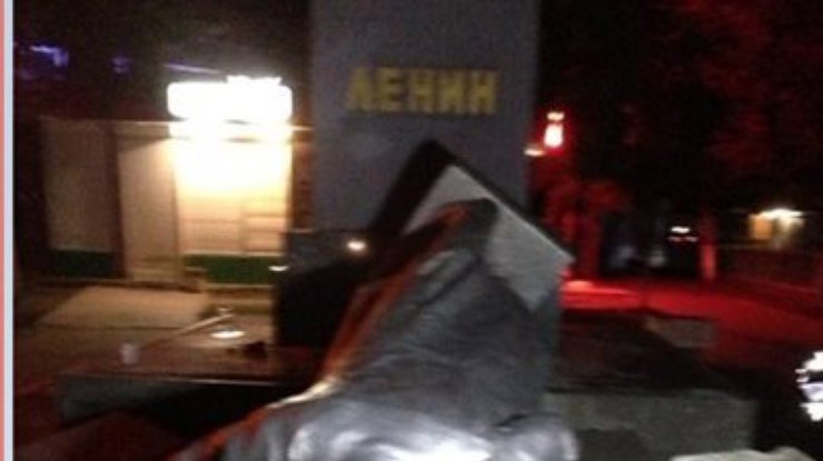 В нескольких городах Украины повалили памятники Ленину
