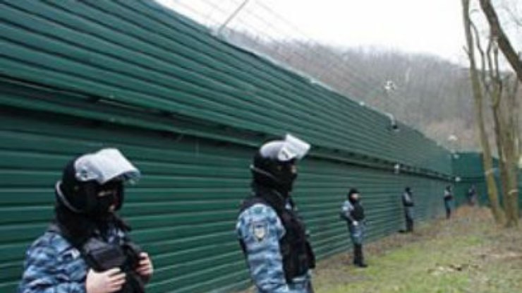 Охрана с резиденции Януковича снята