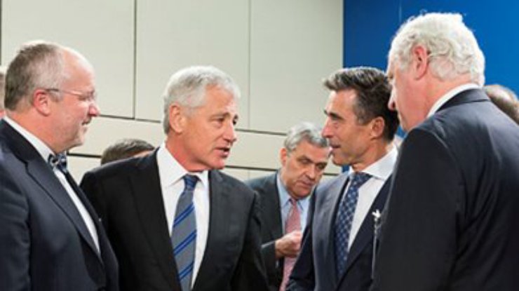Министры обороны стран НАТО на встрече в Брюсселе обсудят политический кризис в Украине