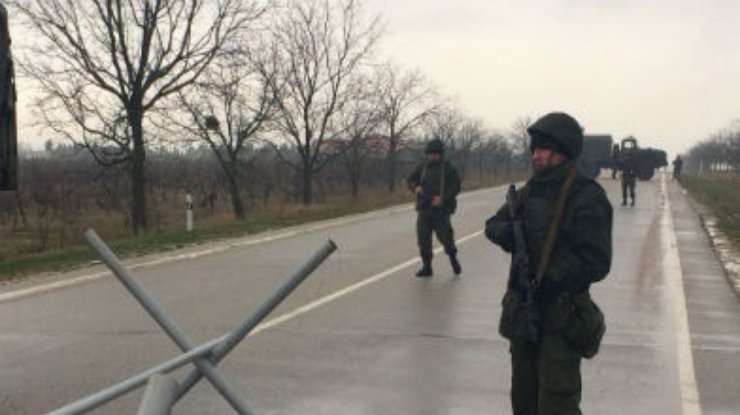 Неизвестные с оружием расположились возле штаба и части войск береговой обороны ВМС Украины в Симферополе