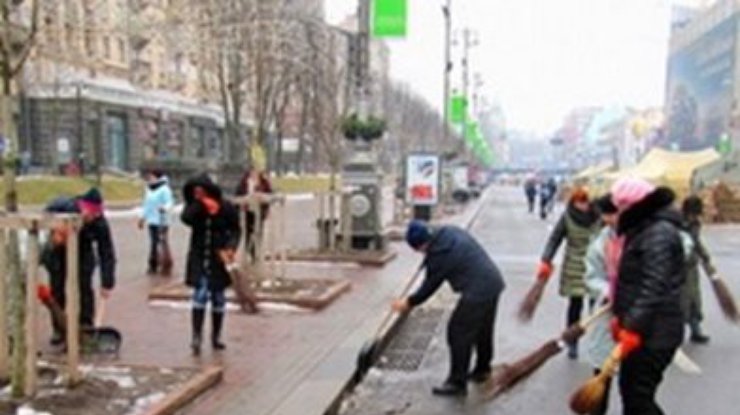 В Киеве проводят уборку на Майдане