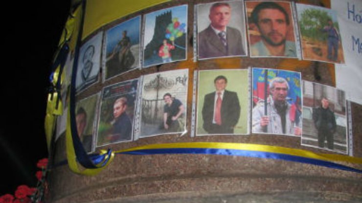 Участники пророссийского митинга в Днепропетровске оборвали фото погибших в Киеве активистов