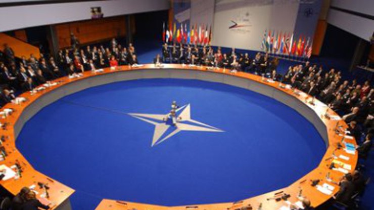 Союзники по НАТО продолжают консультации по ситуации в Украине