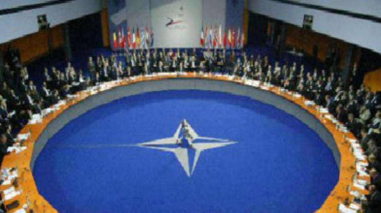 НАТО осуждает усиление военных действий России в Крыму