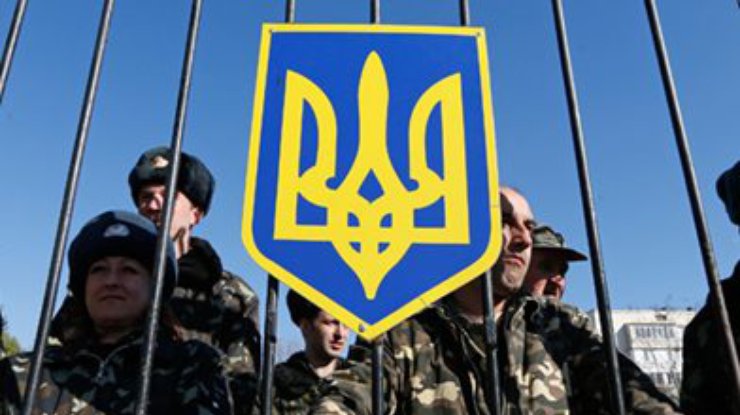 Украинские военные в Крыму врукопашную отбили нападение провокаторов на часть