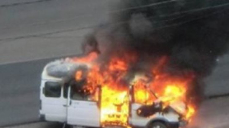 В Кривом Роге загорелся микроавтобус с пассажирами