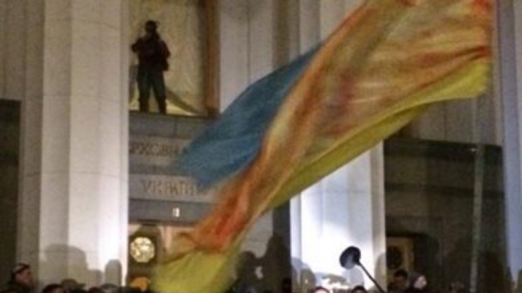Вооруженные активисты "Правого сектора" штурмуют здание Верховной рады