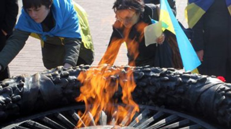 Пресс-секретарь одесского УДАРа сожгла на Вечном огне георгиевские ленточки