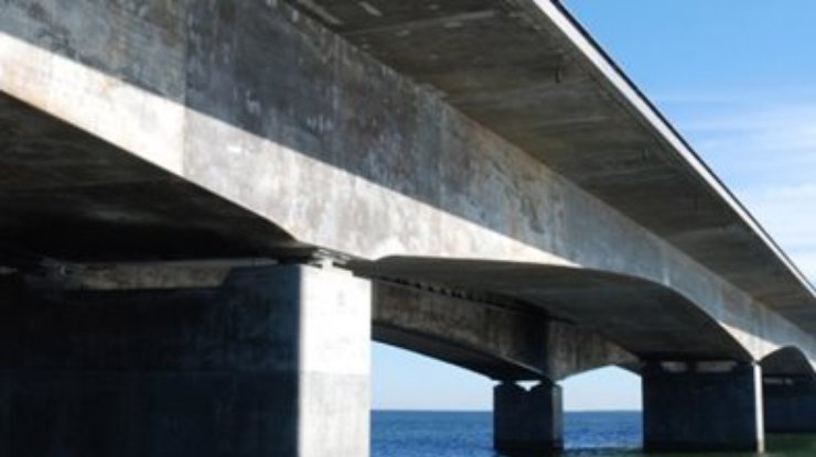 Неизвестные заминировали железнодорожный мост в Полтавской области