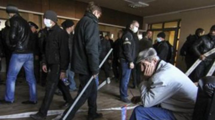 Возле здания Донецкой ОГА появились баррикады