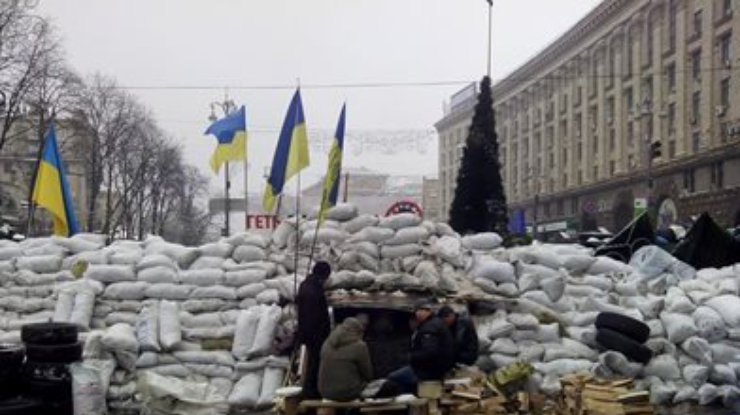 На Майдане Независимости активисты перестраивают баррикады