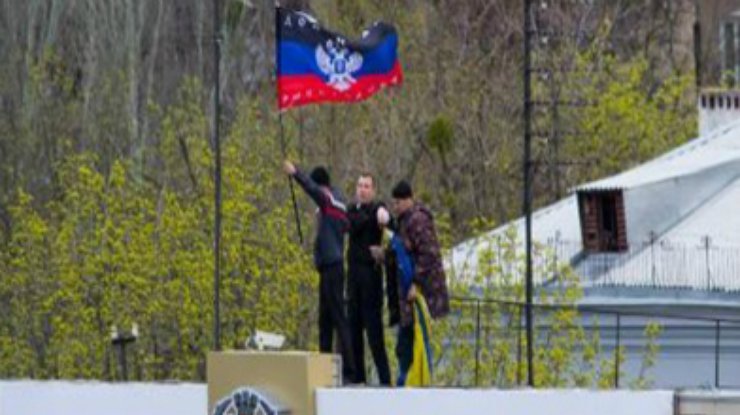 Над городским советом Артемовска митингующие установили российский флаг