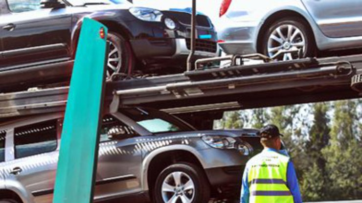 С сегодняшнего дня Украина на треть снижает спецпошлины на импорт авто