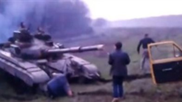 Люди не пропустили в Славянск танк (добавлено видео)