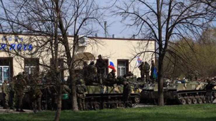 В Славянск вошли БТРы под российскими флагами (добавлено видео)