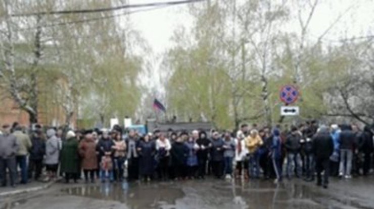Сепаратисты заблокировали входы в горсовет Енакиево и требуют референдума 1 мая