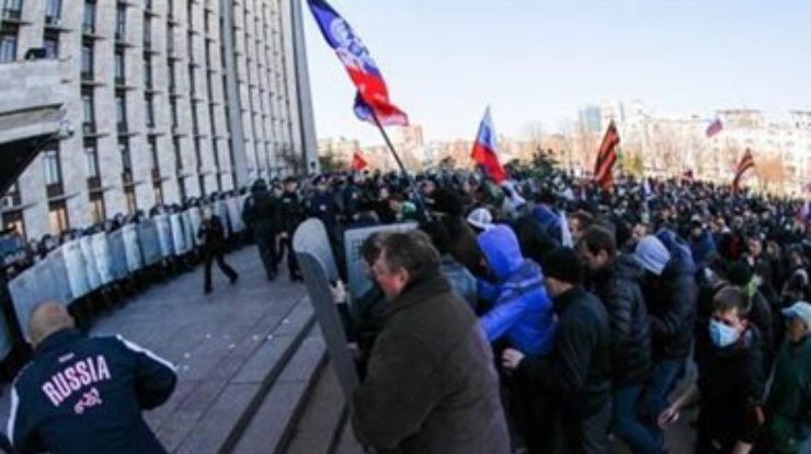 Горловский горсовет возобновил работу после захвата пророссийскими митингующими