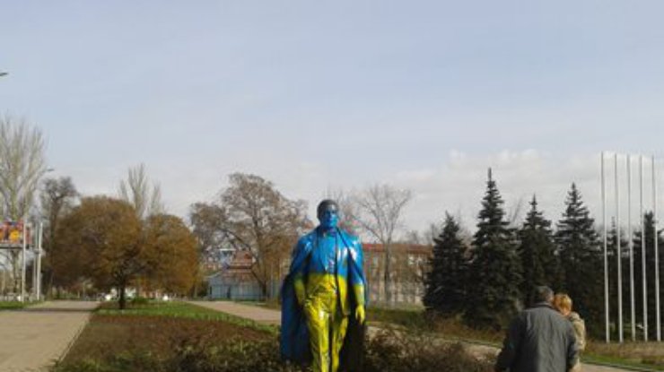 Кобзона в Донецке разрисовали в желто-голубое  (фото)