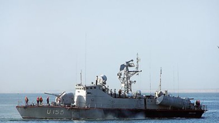 Украинские военные корабли выводят из бухты Донузлав