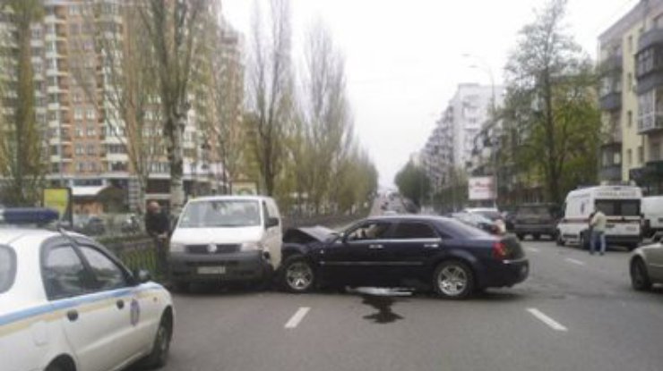 ДТП в центре Киева: Chrysler на скорости влетел в микроавтобус