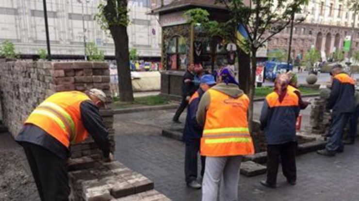 В Киеве на Крещатике коммунальщики перестроили баррикады (фото)