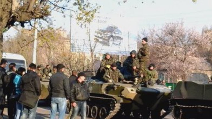 Ветераны-десантники договорились с "Донецкой самообороной" о возвращении захваченной бронетехники