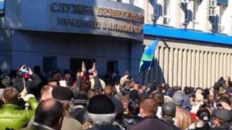 В Луганской области задержаны двое местных жителей с похищенным из здания СБУ оружием