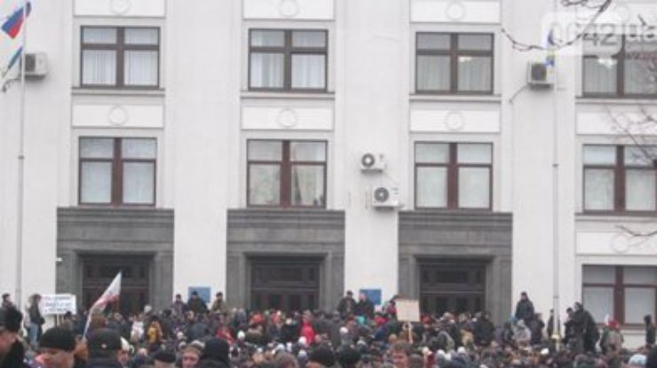 "Народный сход" в Луганске выступил за федерализацию региона
