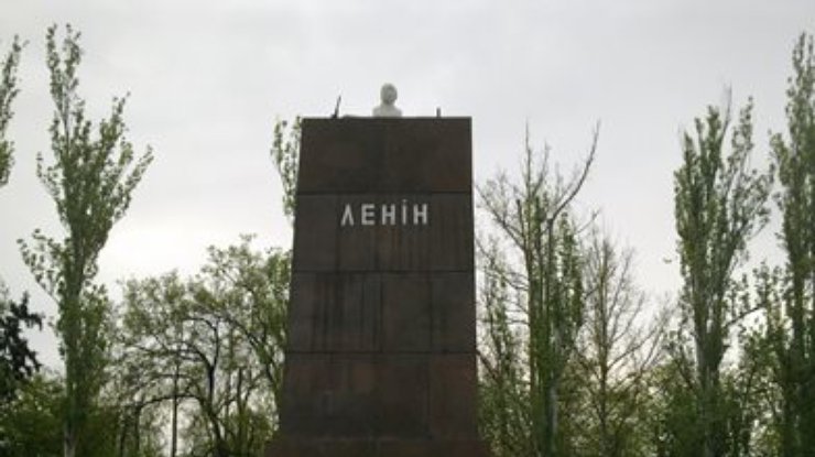 В Николаеве на постамент снесенного Ленина водрузили маленький бюст (фото)