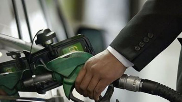 Если доллар достигнет 13 гривен, цены на бензин взлетят до 17,5, - эксперт