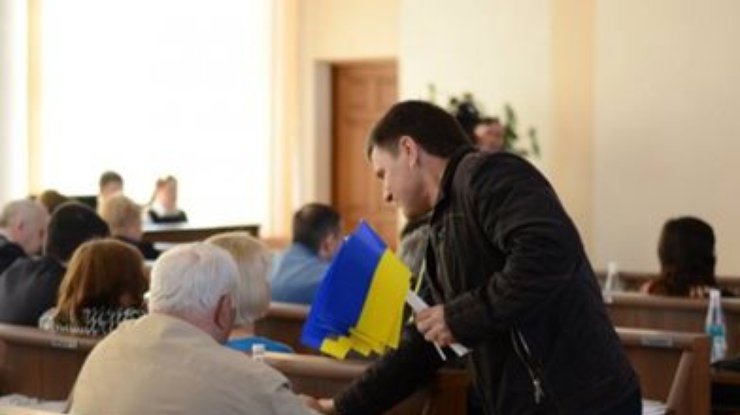 Депутатам Луганска на заседании раздали флажки Украины (фото)
