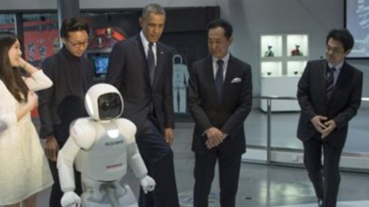 Барак Обама сыграл в футбол с роботом (видео)