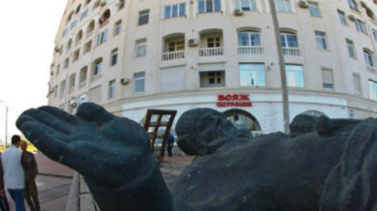 В Севастополе демонтировали два украинских памятника (фото)