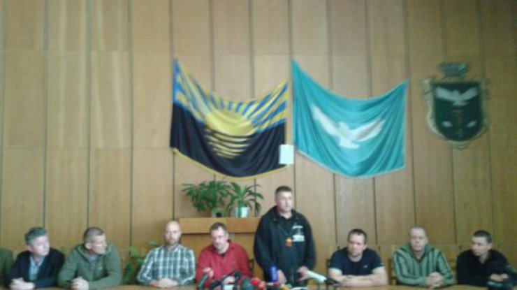 В Славянске захваченных сепаратистами военных инспекторов показали прессе (фото)