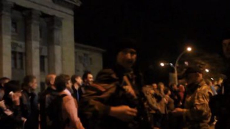 Как сдавали Луганск: Милиция уходила под крики "Россия! Россия!" (фото, видео)