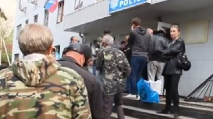 В Красноармейске и Родинском штурмом взяли горотделы милиции (видео)