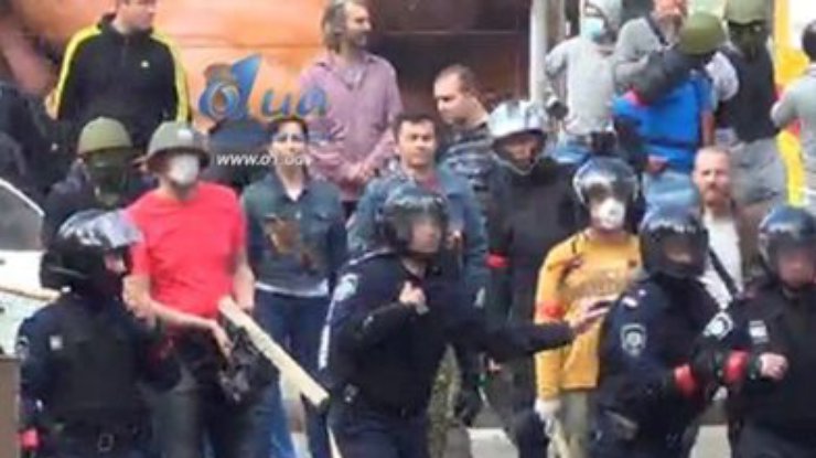 Милиция Одессы носила 2 мая красные повязки сторонников России (фото)