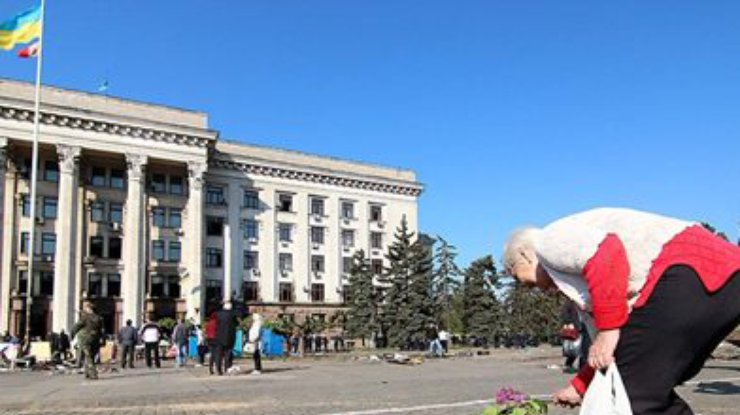 В Одессе несут цветы и свечи к Дому профсоюзов (фото)