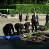 Киевляне возложили цветы к памятнику Неизвестному солдату (видео)
