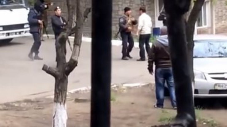 В Мариуполе стреляют из автоматов: Ранены 4 человека (фото, видео)
