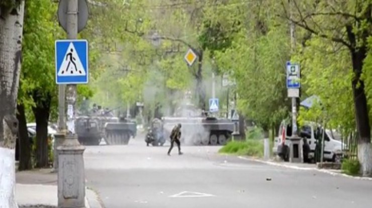 МВД: В Мариуполе уничтожили 20 террористов, один силовик погиб (видео)