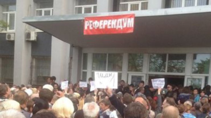 Референдум: В Мариуполе - огромные очереди, а в Луганске голосуют за отсутствующих (фото)