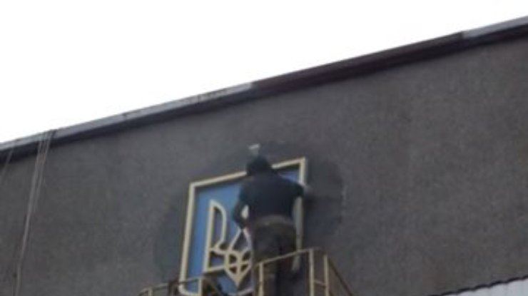 В Макеевке со здания горсовета сняли герб Украины (видео)